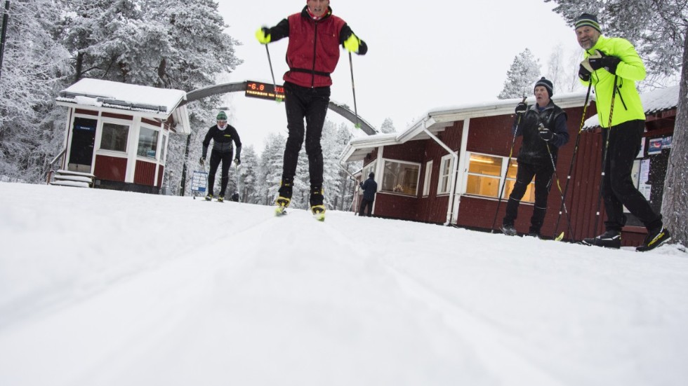 Under tisdagseftermiddagen blev hela konstsnöslingan klar på Ormberget. Det är första gången någonsin som hela sträckan på 2,5 kilometer stått klar redan i oktober.