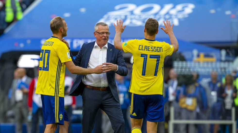 Ola Toivonen, Janne Andersson och Viktor Claesson efter segern i VM-åttondelsfinalen mot Schweiz 2018. Arkivbild.