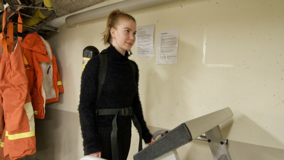 För att bli brandman ska man klara ett rullbandstest.
"Man går 8 minuter i uppförsbacke med utrustning och 20 kg på ryggen", säger Minna Räsänen.
