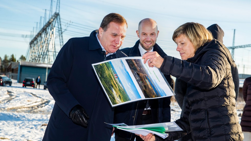 Dåvarande statsminister Stefan Löfven visas runt i Norra Svartbyn av Cecilia Kvibacke, utvecklingsansvarig för Svartbyns verksamhetsområde vid Bodens kommun samt kommunalrådet Claes Nordmark, båda nyckelpersoner när H2 Green Steel nu etablerar sig i Boden kommun.