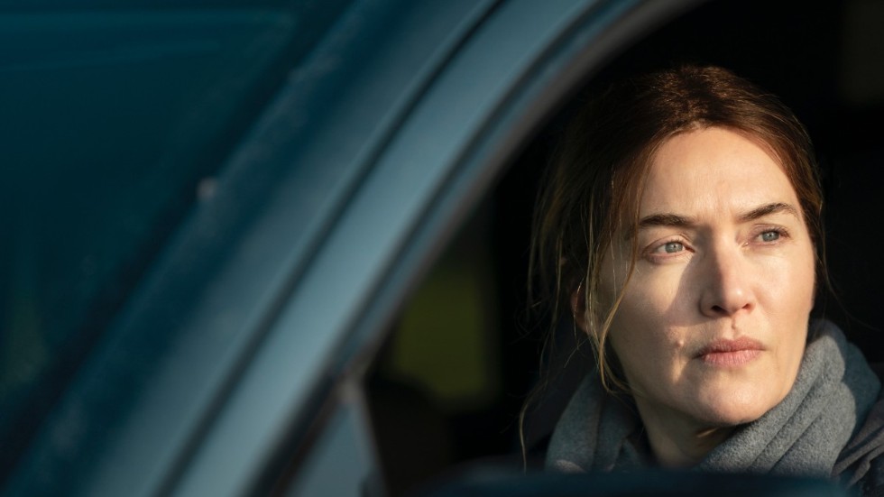 Kate Winslet hyllas för sin rolltolkning som den surmulna småstadspolisen Mare Sheehan i serien "Mare of Easttown". Pressbild.