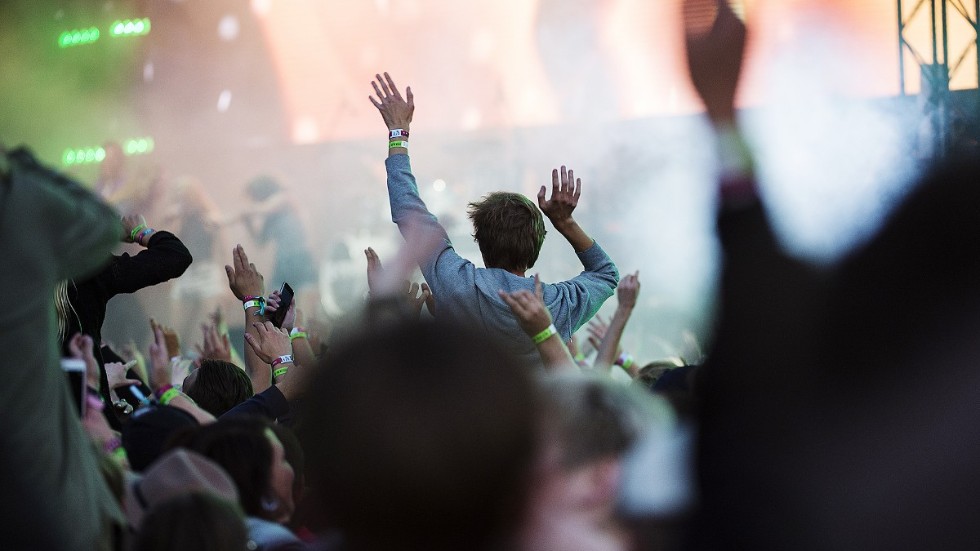 Skribenten vill att politikerna ska stoppa somarens festival på Norrvalla.