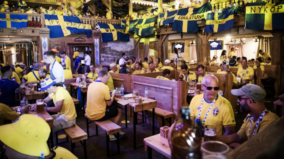 Svenska supportrar laddar upp på en restaurang i S:t Petersburg inför matchen mot Slovakien tidigare i veckan.