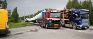 I ett dygn har den tunga vindkraftstransporten stått stilla vid infarten till Bergsviken • Åkeriet hittar ingen mekaniker 