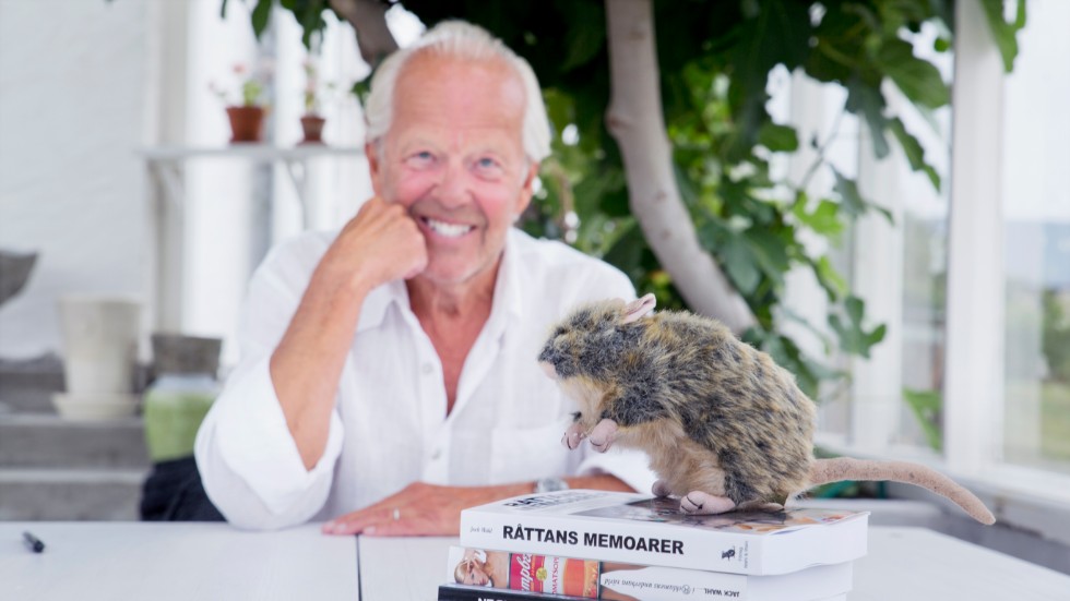 Jack Wahl står som spökskrivare till sin nya bok om en råtta som blir välkomnad till ett gubbdagis i Burgsvik och därefter blir chefredaktör åt deras nyhetsblad, precis som Jack själv.