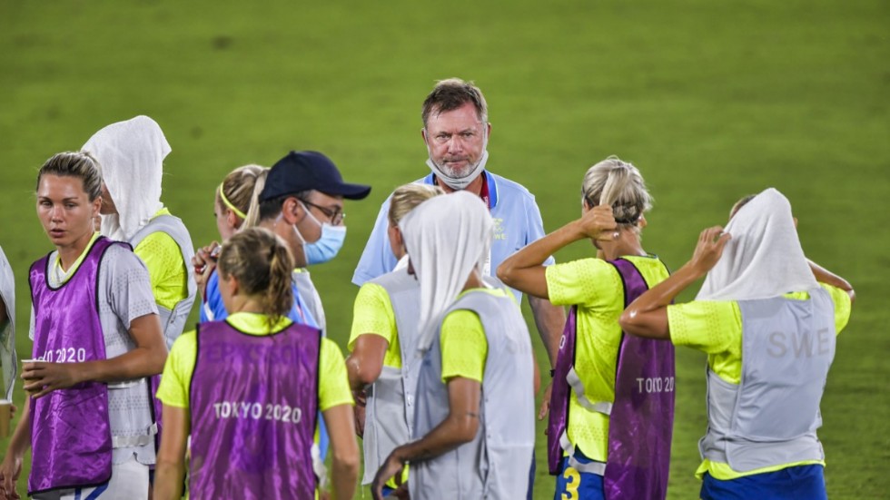 Peter Gerhardsson, Sveriges förbundskapten, med sitt landslag under OS-finalen mot Kanada.
