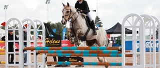 Tyra och Axner hoppade in i ponny SM-finalen på Mantorp.