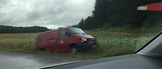 Skåpbil körde av vägen utanför Mjölby efter oljeläckage