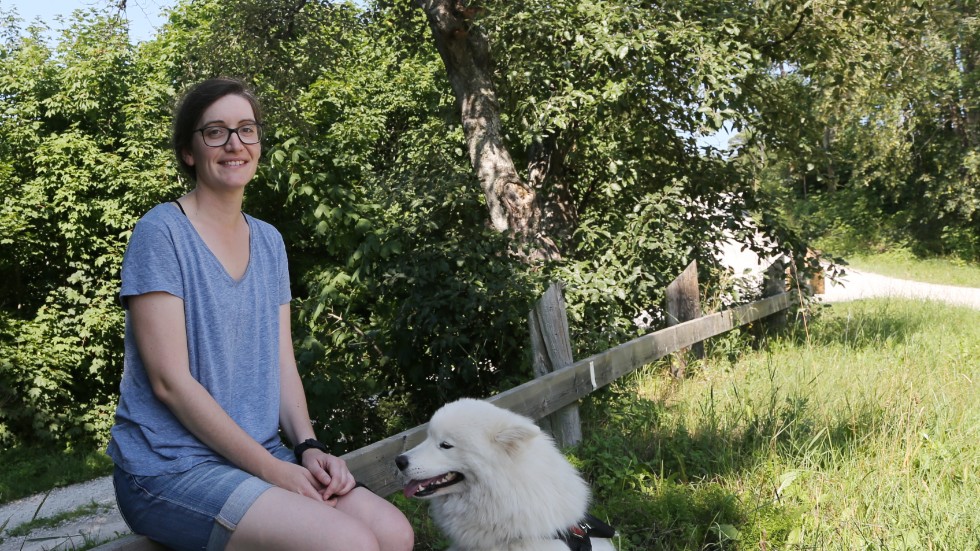 Julia Buskas jobbar med djurskydd på länsstyrelsen. Vid senaste kontrollen var det 9 av 21 som lät djuren sitta i bilar med en temperatur över 25 grader. 