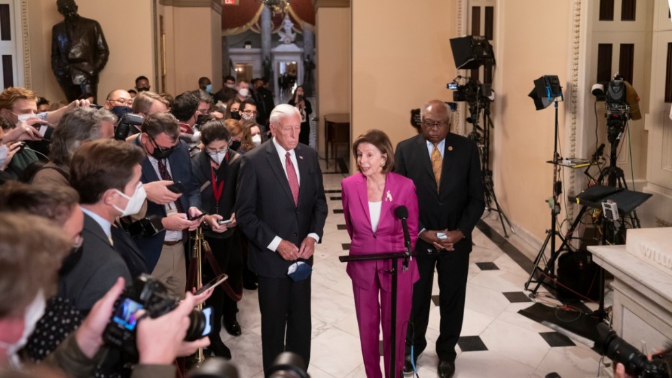 Talmannen Nancy Pelosi, flankerad av majoritetsledaren Steny Hoyer och James Clyburn.