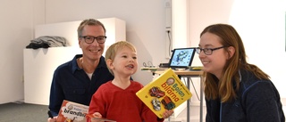 Det tutade och blinkade när tv-profilen kom till Kisa bibliotek