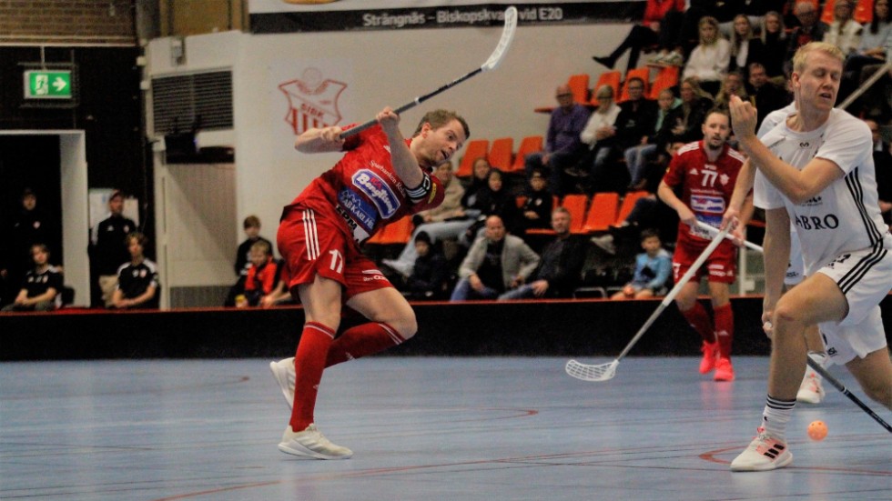 Lagkaptenen Kalle Karlsson och hans Strängnäs förlorade med 2–4 när AIK gästade Thomas Arena.
