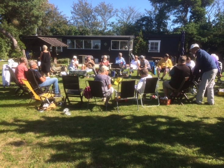 Grillfest ute i det gröna.