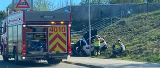 Bil körde av vägen i Strängnäs – föraren till sjukhus