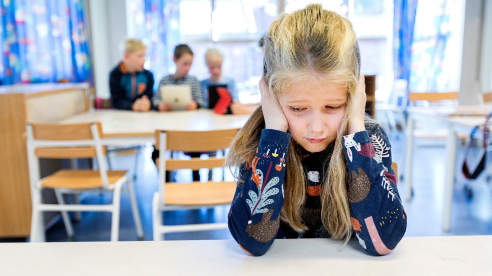 Att barn är ensamma är ett av de problem som kan leda till skolfrånvaro. "Vi arbetar med kamratskapande tillfällen varje dag", förklarade skolchef Lotta Gemfors. Bilden är arrangerad.