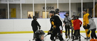 Uppskattat besök när Norsjös hockeyungdomar fick träffa AIK-stjärnorna: ”Man vet själv hur det var när man var i samma sits”