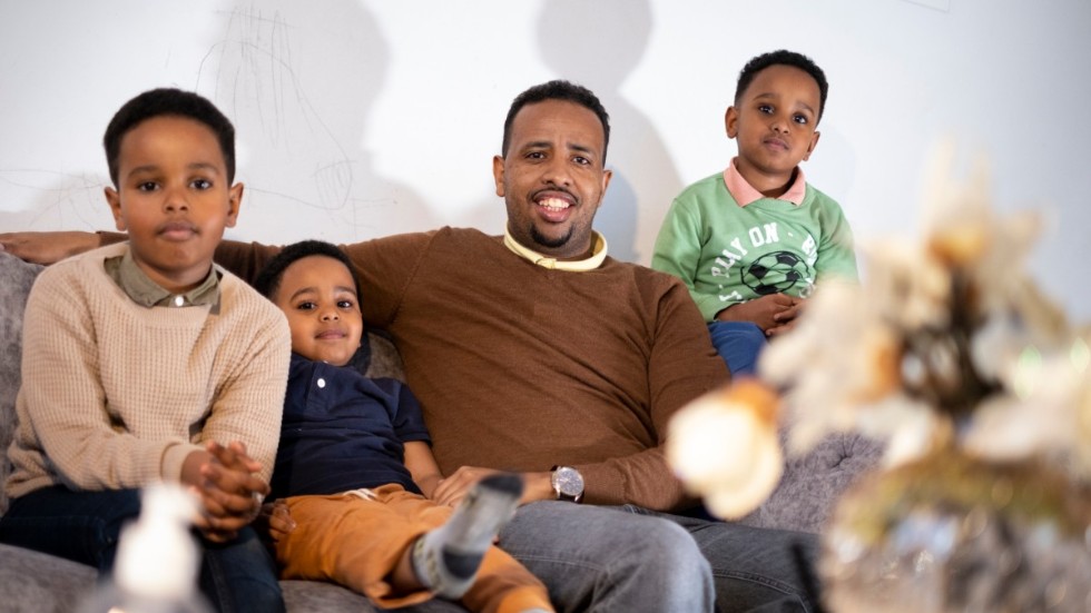 Kader Ahmed med barnen Anas, Yunas och Jimcaale. "Det känns som att jag har känt mina barn i hela mitt liv", säger Kader Ahmed.