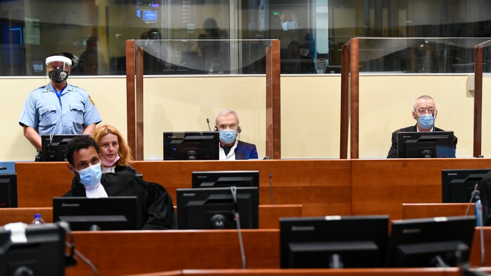 De forna serbiska spioncheferna Jovica Stanisic (i mitten) och Franko Simatovic (till höger) dömdes på onsdagen för krigsbrott under Balkankrigen.