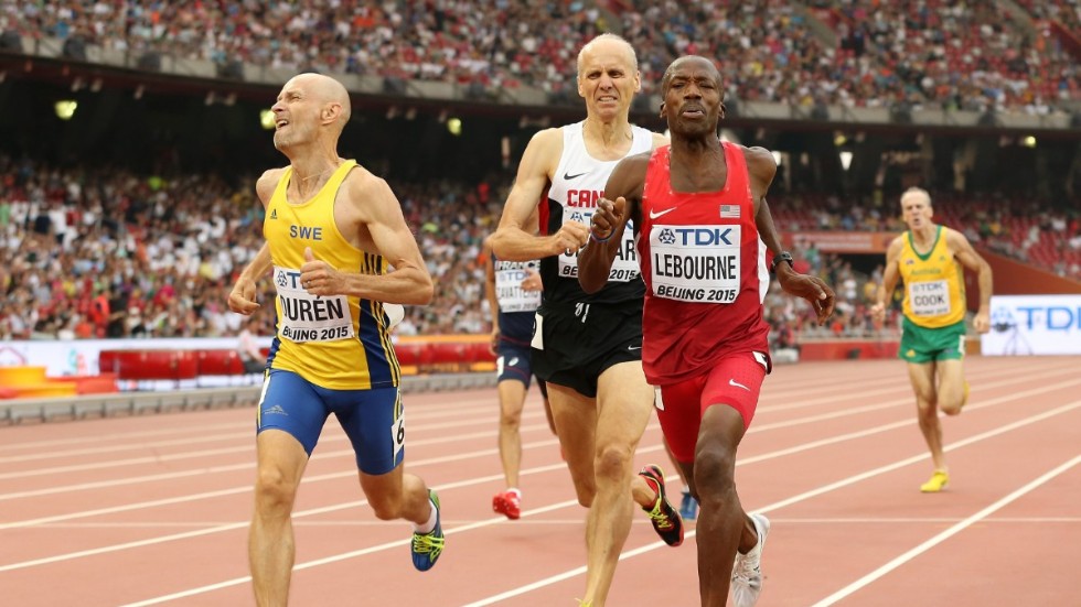 Gunnar Durén pressar sig till max i uppvisningsloppet på 800 meter under friidrotts-VM i Peking 2015 inför 50 000 åskådare. 