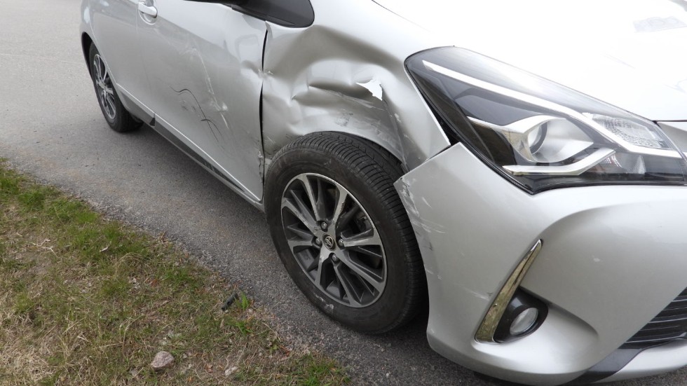 Plåtskadorna på bilen blev omfattande vid olyckan.