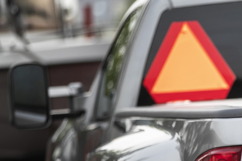 Föraren i den A-traktor som  den 5 maj körde på elljusspåret och i pulkbacke i Pagla är polisanmäld. Bilen på bilden har ingenting med den händelsen att göra.