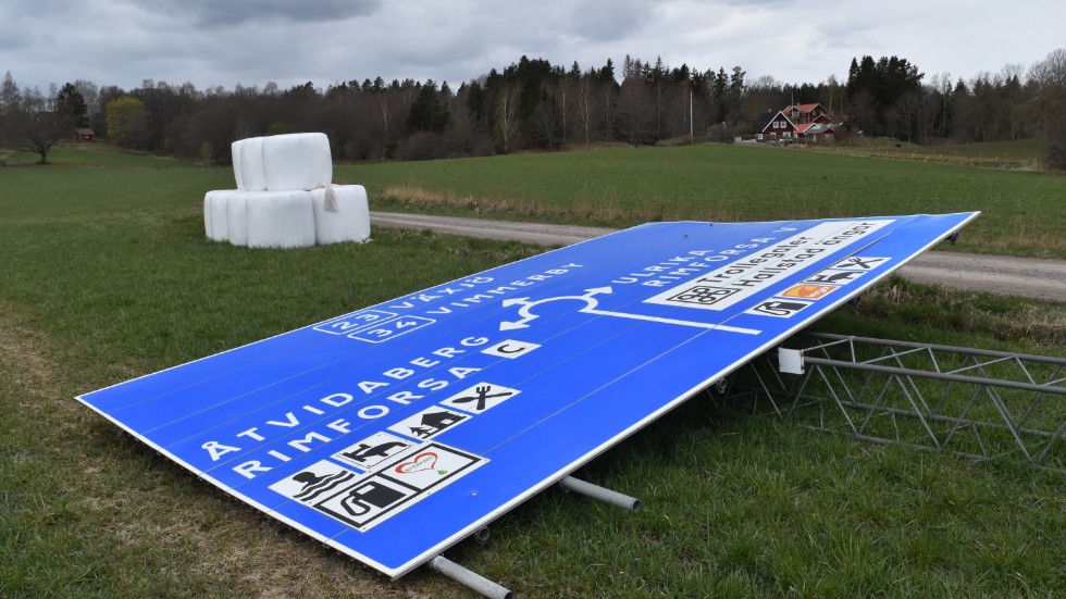 I drygt fyra veckor har vägskylten legat på gärdet vid rondellen i Rimforsa.