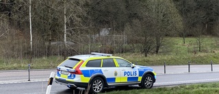 Lastbil och personbil i olycka på E22