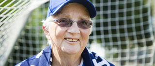 Elitklubb bjuder Birgitta, 77, på drömmatch: "Jag är så lycklig. Jag önskar att de som mobbade mig kunde se mig nu."