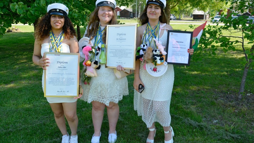 Zahra Sher, Ida Magnusson och Golshah Shekh fick stipendium av Kommunal och av vårdprogrammet.