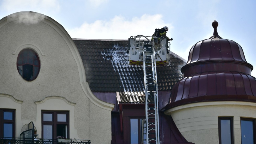 Räddningstjänsten arbetar fortfarande på platsen för att upptäcka eventuella glödbränder. Bilden togs i samband med släckningsarbetet tidigare under dagen.
