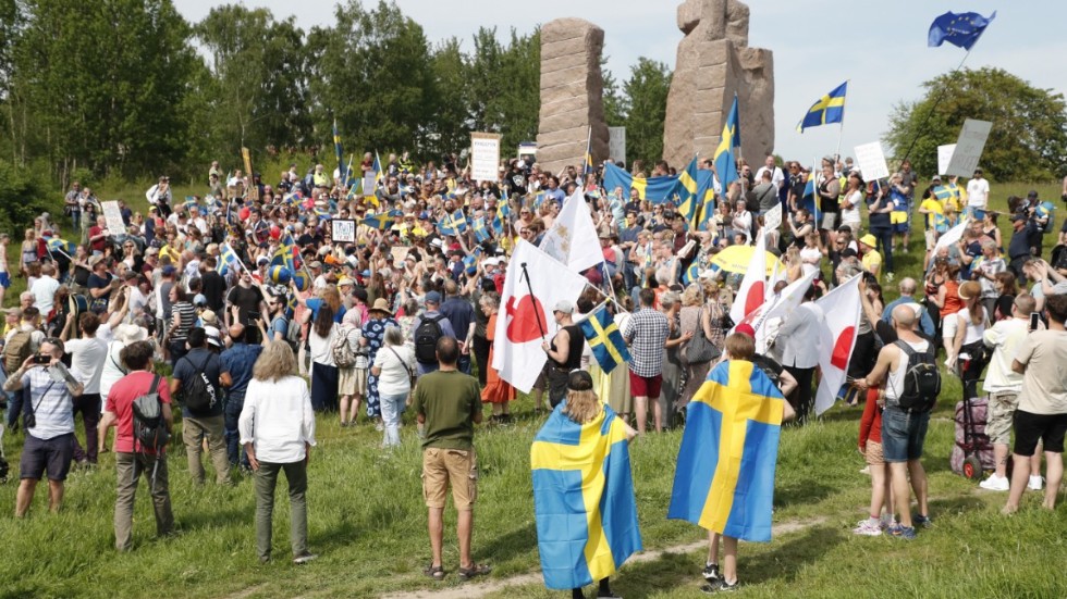 Den protesterande gruppen stannade vid monumentet "Protest" på Gärdet, som tidigare varit mål för arbetarrörelsens demonstrationer på 1 maj.