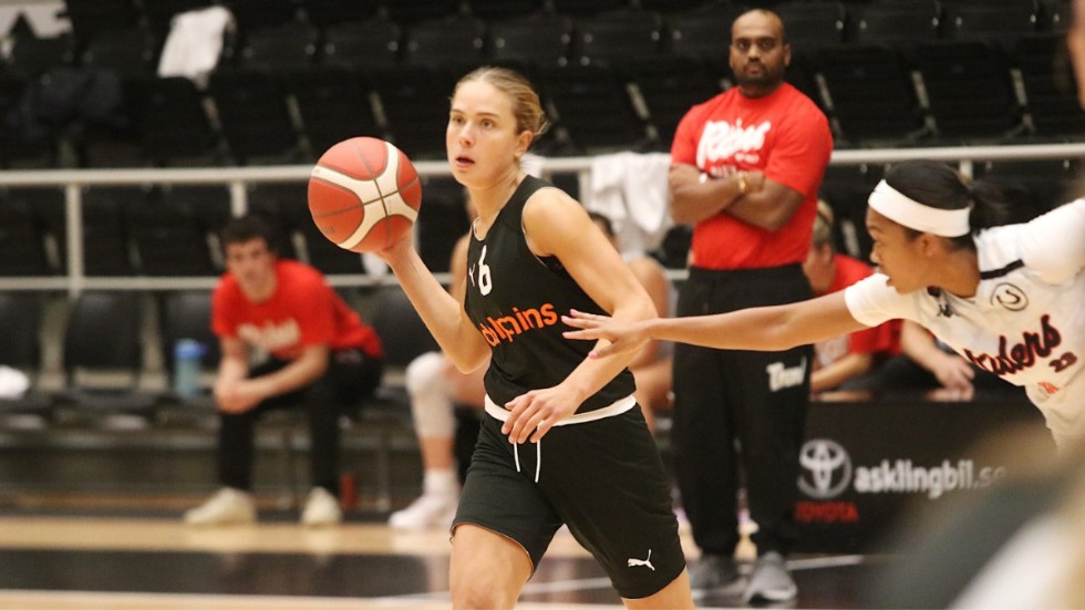 Lovisa Hjern är tillbaka i Dolphins. Kaptenen (jodå, hon får den rollen igen) blev poängbäst i säsongens första träningsmatch.