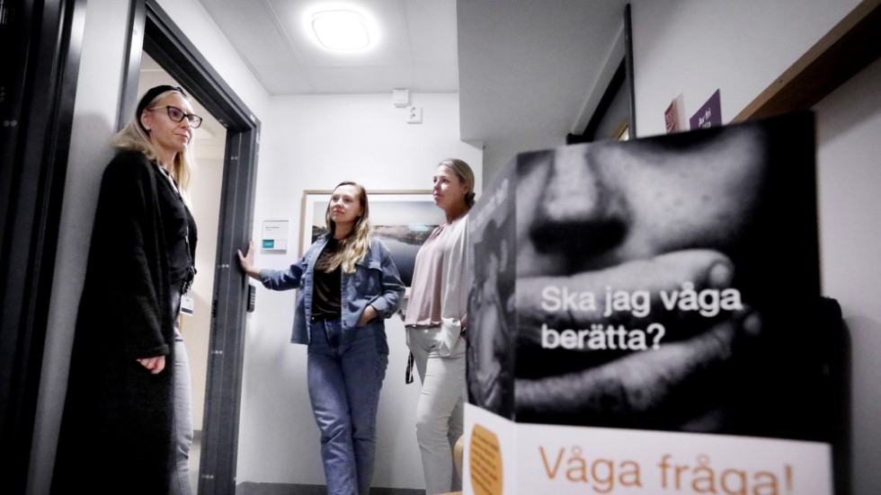 "Vår lilla lokal i en lugn korridor i markplan på lasarettet är en liten trygg fristad för våldtäktsoffer som kan tycka det är skönt att slippa vara bland övriga patienter på gynmottagningen", konstaterar Maria Breitholtz, Malin Hellsten och Karin Arnholm, i Teamet för sexuellt våldsutsatta.