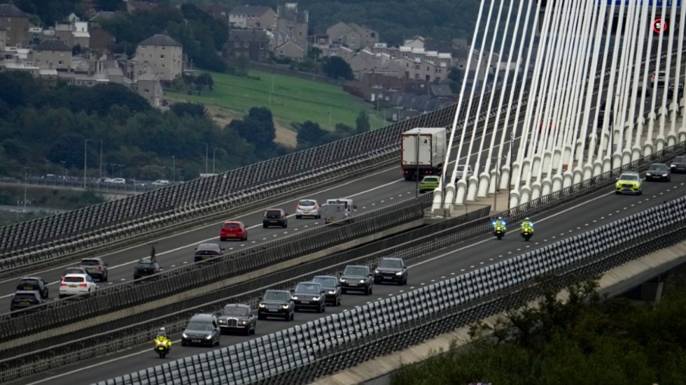 Kortegen med drottningens kista över bron Queensferry.