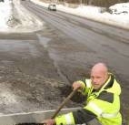 Regn och plusgrader rena döden för vägarna