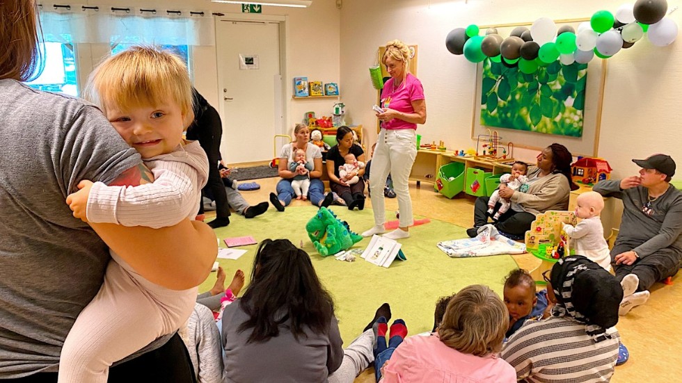 Enköpings öppna förskola ger både social gemenskap och praktiskt stöd till föräldrarna. Under torsdagen var bland annat Annethe Kron från folktandvården på plats och pratade tandborstning, kommunens kontaktcenter informerade om hur man söker plats på förskolan och en barnmorska pratade om preventivmedel.