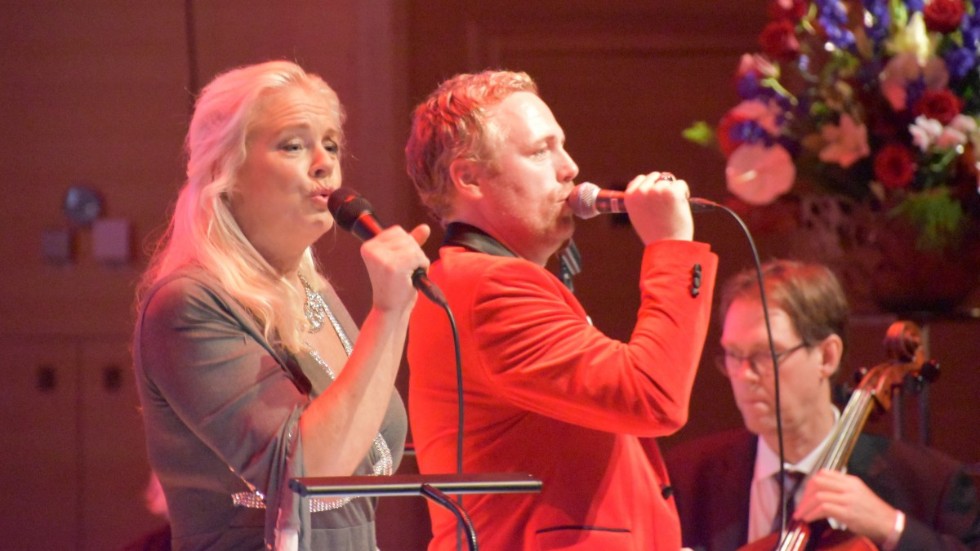  Malena Ernman och Jesper Sjöberg bjöd på franska schlagers tillsammans med Svenska Salongsorkestern.
