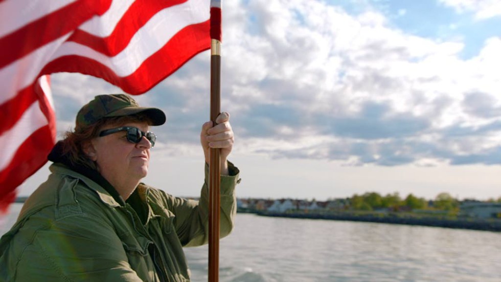 Invaderar. Dokumentärfilmaren Michael Moore i invasionstagen.