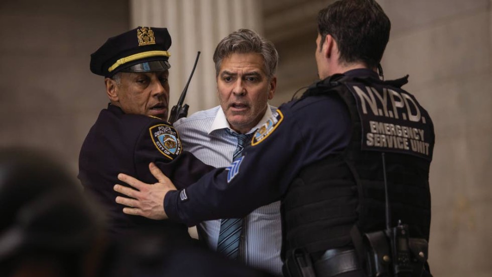 I Jodie Fosters "Money monster" tvingas tv-stjärnan Lee Gates (George Clooney) till insikt om att han svikit sina journalistiska ideal och spelat storbolagen i händerna.
