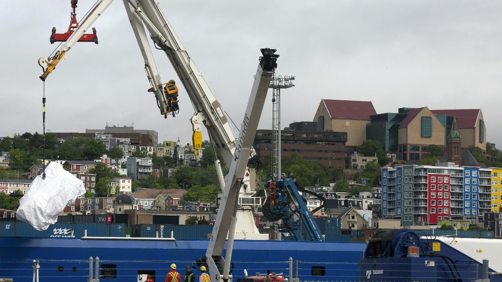 Vrakdelar från den imploderade ubåten Titan fördes i land till den kanadensiska ön Newfoundland under onsdagen.
