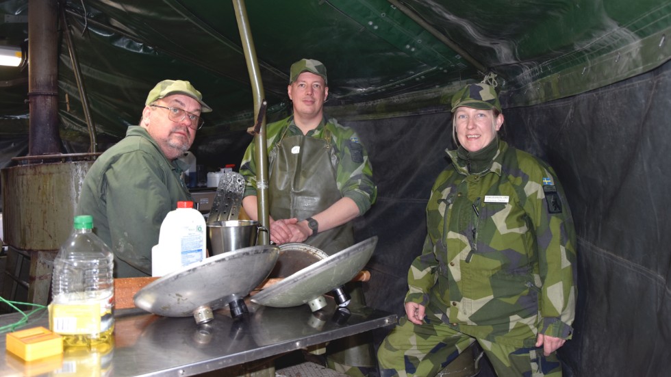 Jonas Engström, Erik Hallberg och Johanna Öman kockar.