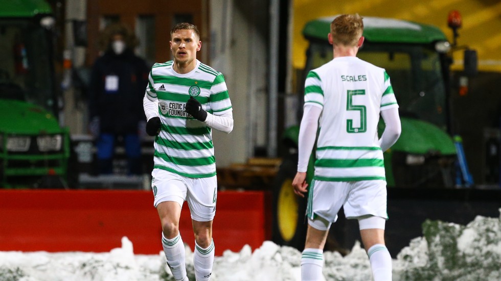 Carl Starfelt, till vänster, blev på söndagen skotsk ligamästare med Celtic. Arkivbild.