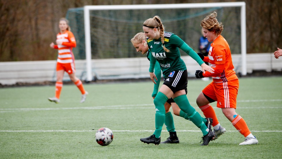 ESK inleder division 2-spelet borta mot Östervåla 14 april innan hemmapremiären 21 april mot IK Viljan. Här Alice Lindberg och Michaela Lennvall Suomela i kamp om bollen med motståndare på Korsängen.