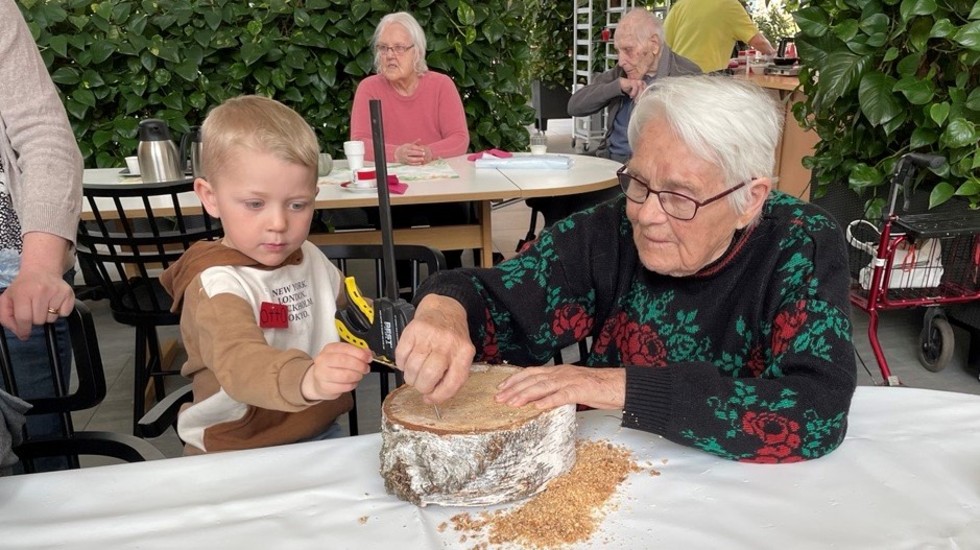 Otto Ström och Sonja Pilsbo hjälptes åt att skapa hotell för pollinerande insekter. 
