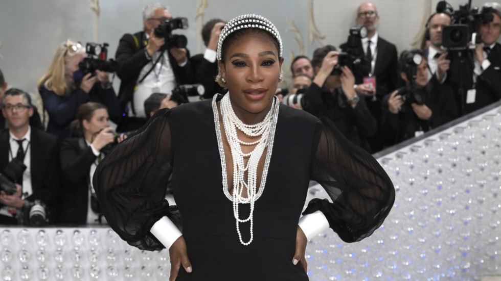 Serena Williams bekräftar att hon är gravid under Met-galan i New York.