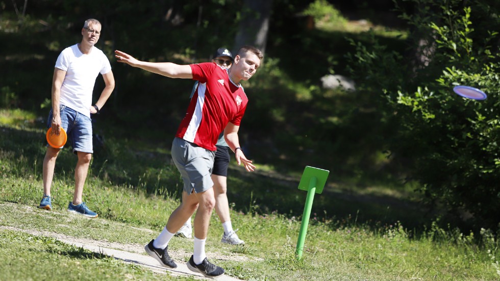 Jakob Nylander skickar iväg sin disc från tee. De senste två veckorna har han spelat över tio  rundor discgolf.