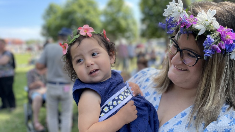 Bella Skagerström, 1 år, och familjevännen Anna Isabell Dominguez tittar på när folk dansar små grodorna.