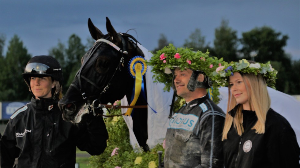 Storfavoriten Power lekte hem Midsommarkransen (V64-6) i händerna på kusken och tränaren Robert Bergh.