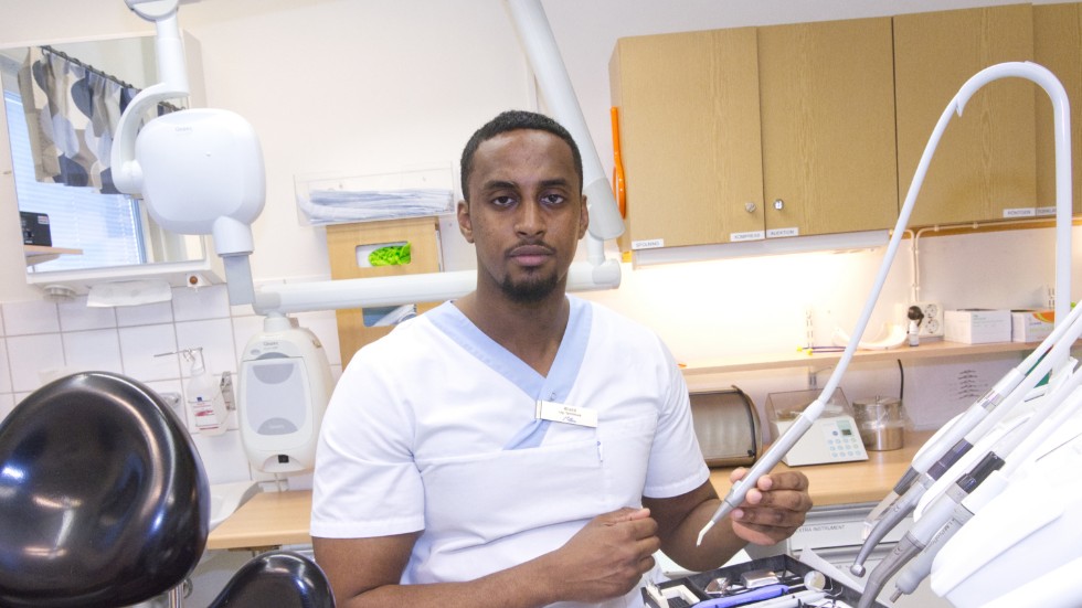 Örnäsets nya tandläkare Khalid Mahamed uppskattas av patienterna. "Otroligt kul", säger han. 