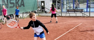 Tennisskolan lockar allt fler barn